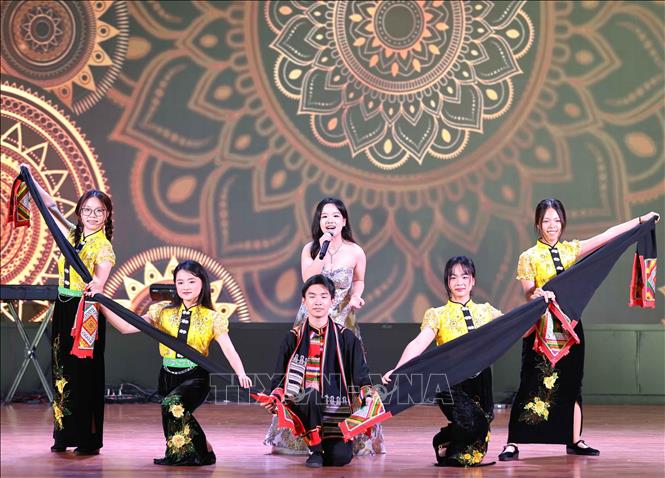 Nhiều thí sinh đã khéo léo kết hợp các yếu tố nghệ thuật hát, múa, kể chuyện, thuyết trình… tạo nên những tiết mục giàu cảm xúc và có tính sáng tạo cao. Ảnh: Thanh Tùng - TTXVN