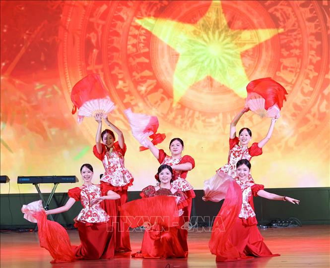 Nhiều thí sinh đã khéo léo kết hợp các yếu tố nghệ thuật hát, múa, kể chuyện, thuyết trình… tạo nên những tiết mục giàu cảm xúc và có tính sáng tạo cao. Ảnh: Thanh Tùng - TTXVN