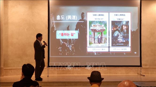 Giám đốc sản xuất, Tổng đạo diễn Shin Chang Seok thuyết trình về dự án phim. Ảnh: Đức Thắng - PV TTXVN tại Hàn Quốc