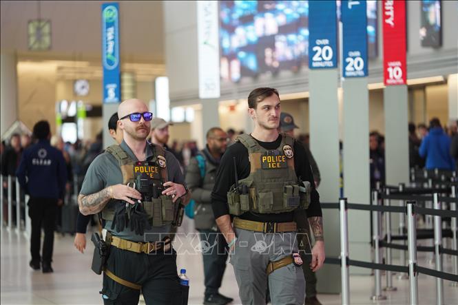 Đặc vụ của Cơ quan Thực thi Di trú và Hải quan (ICE) tuần tra tại sân bay La Guardia ở New York, Mỹ, ngày 23/3/2026. Ảnh: THX/TTXVN