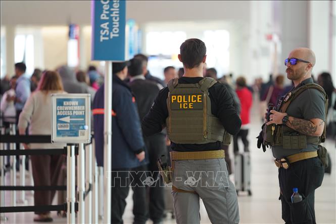 Đặc vụ của Cơ quan Thực thi Di trú và Hải quan (ICE) tuần tra tại sân bay La Guardia ở New York, Mỹ, ngày 23/3/2026. Ảnh: THX/TTXVN