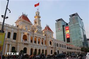 Hàng loạt biển quảng cáo tại thành phố Hồ Chí Minh tắt điện sau 22h