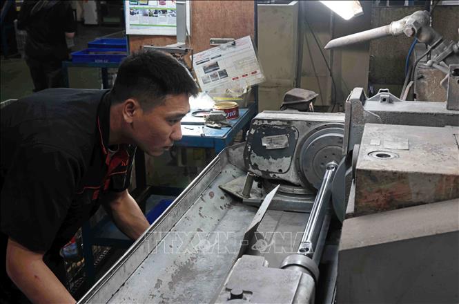 Sản xuất chi tiết cho ngành chế tạo ô tô, xe máy tại Công ty TNHH KD Heat Technology, Khu công nghiệp Điềm Thụy, Thái Nguyên. Ảnh: Trần Việt - TTXVN