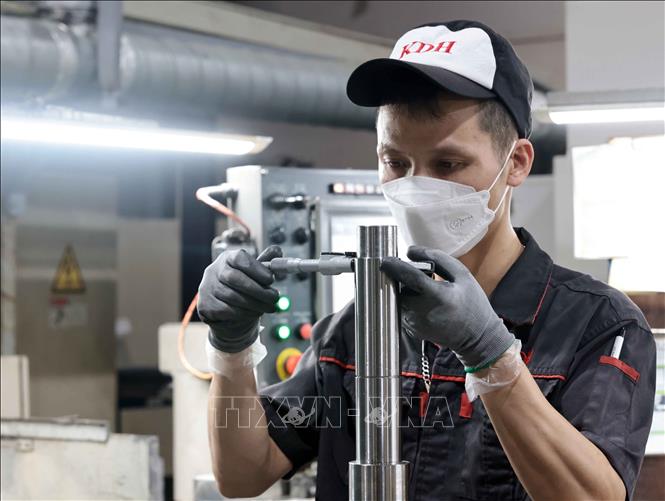 Sản xuất chi tiết cho ngành chế tạo ô tô, xe máy tại Công ty TNHH KD Heat Technology, Khu công nghiệp Điềm Thụy, Thái Nguyên. Ảnh: Trần Việt - TTXVN