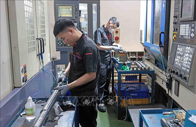 Sản xuất chi tiết cho ngành chế tạo ô tô, xe máy tại Công ty TNHH KD Heat Technology, Khu công nghiệp Điềm Thụy, Thái Nguyên. Ảnh: Trần Việt - TTXVN
