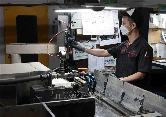 Sản xuất chi tiết cho ngành chế tạo ô tô, xe máy tại Công ty TNHH KD Heat Technology, Khu công nghiệp Điềm Thụy, Thái Nguyên. Ảnh: Trần Việt - TTXVN