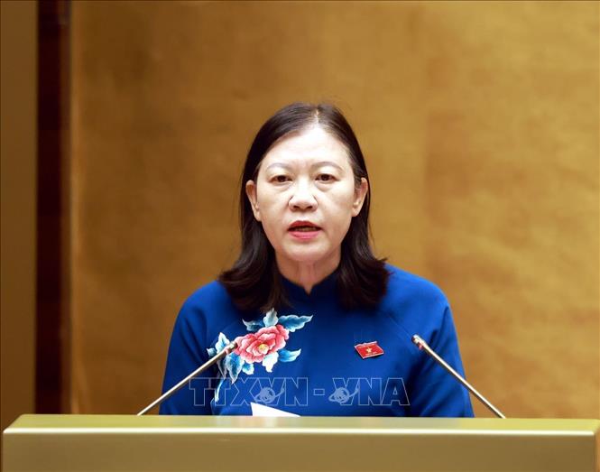Ủy viên Ủy ban Thường vụ Quốc hội, Chủ nhiệm Ủy ban Dân nguyện và Giám sát của Quốc hội Lê Thị Nga trình bày Báo cáo giải trình, tiếp thu, chỉnh lý về 02 dự thảo: Nghị quyết về Chương trình giám sát của Quốc hội năm 2027; Nghị quyết về thành lập Đoàn giám sát chuyên đề của Quốc hội năm 2027. Ảnh: Tuấn Anh - TTXVN