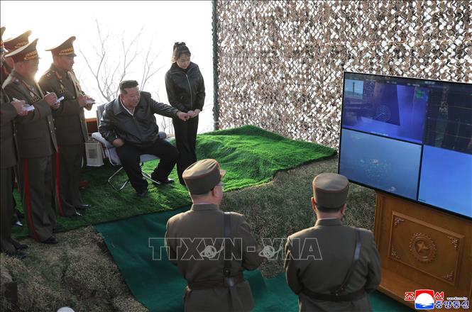 Ngày 20/4/2026, hãng Thông tấn Trung ương Triều Tiên (KCNA) đưa tin nước này đã tiến hành vụ thử tên lửa đạn đạo chiến thuật đất đối đất Hwasongpho-11 Ra. trước đó 1 ngày nhằm đánh giá khả năng mang đầu đạn chùm của loại tên lửa này. Nhà lãnh đạo Triều Tiên Kim Jong Un trực tiếp giám sát vụ thử. KCNA nêu rõ 5 tên lửa đã được phóng về khu vực mục tiêu cách khoảng 136 km và hệ thống vũ khí này đã chứng tỏ được khả năng tấn công chính xác. Ảnh: KCNA/TTXVN