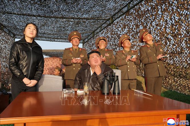 Ngày 20/4/2026, hãng Thông tấn Trung ương Triều Tiên (KCNA) đưa tin nước này đã tiến hành vụ thử tên lửa đạn đạo chiến thuật đất đối đất Hwasongpho-11 Ra. trước đó 1 ngày nhằm đánh giá khả năng mang đầu đạn chùm của loại tên lửa này. Nhà lãnh đạo Triều Tiên Kim Jong Un trực tiếp giám sát vụ thử. KCNA nêu rõ 5 tên lửa đã được phóng về khu vực mục tiêu cách khoảng 136 km và hệ thống vũ khí này đã chứng tỏ được khả năng tấn công chính xác. Ảnh: KCNA/TTXVN