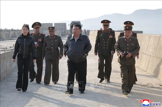 Ngày 20/4/2026, hãng Thông tấn Trung ương Triều Tiên (KCNA) đưa tin nước này đã tiến hành vụ thử tên lửa đạn đạo chiến thuật đất đối đất Hwasongpho-11 Ra. trước đó 1 ngày nhằm đánh giá khả năng mang đầu đạn chùm của loại tên lửa này. Nhà lãnh đạo Triều Tiên Kim Jong Un trực tiếp giám sát vụ thử. KCNA nêu rõ 5 tên lửa đã được phóng về khu vực mục tiêu cách khoảng 136 km và hệ thống vũ khí này đã chứng tỏ được khả năng tấn công chính xác. Ảnh: KCNA/TTXVN