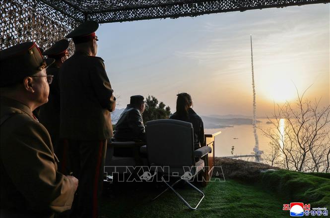 Ngày 20/4/2026, hãng Thông tấn Trung ương Triều Tiên (KCNA) đưa tin nước này đã tiến hành vụ thử tên lửa đạn đạo chiến thuật đất đối đất Hwasongpho-11 Ra. trước đó 1 ngày nhằm đánh giá khả năng mang đầu đạn chùm của loại tên lửa này. Nhà lãnh đạo Triều Tiên Kim Jong Un trực tiếp giám sát vụ thử. KCNA nêu rõ 5 tên lửa đã được phóng về khu vực mục tiêu cách khoảng 136 km và hệ thống vũ khí này đã chứng tỏ được khả năng tấn công chính xác. Ảnh: KCNA/TTXVN