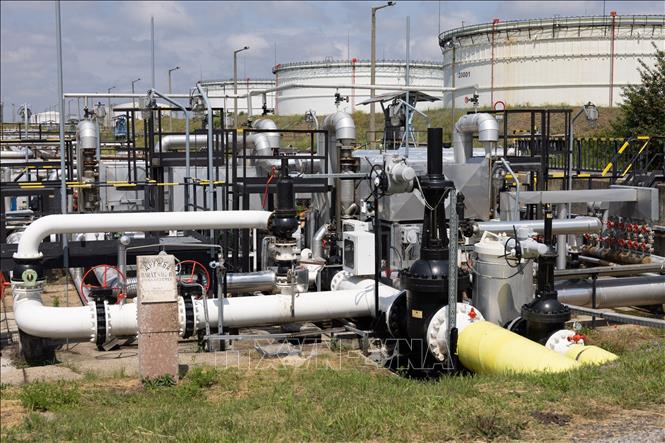 Tổng thống Ukraine Volodymyr Zelensky ngày 21/4/2026 cho biết nước này đã hoàn tất công tác sửa chữa đoạn đường ống dẫn dầu Druzhba bị hư hại hồi cuối tháng 1 vừa qua trong cuộc xung đột với Nga. Theo đó, Ukraine có thể tái khởi động việc bơm dầu từ Nga tới Hungary và Slovakia – hai nước thành viên Liên minh châu Âu (EU) – ngay khi nhận được yêu cầu chính thức. Ảnh: Trạm bơm của đường ống dẫn dầu Druzhba, chuyển dầu từ Nga sang Hungary, tại cơ sở lọc dầu Danube ở Szazhalombatta (Hungary). THX/TTXVN