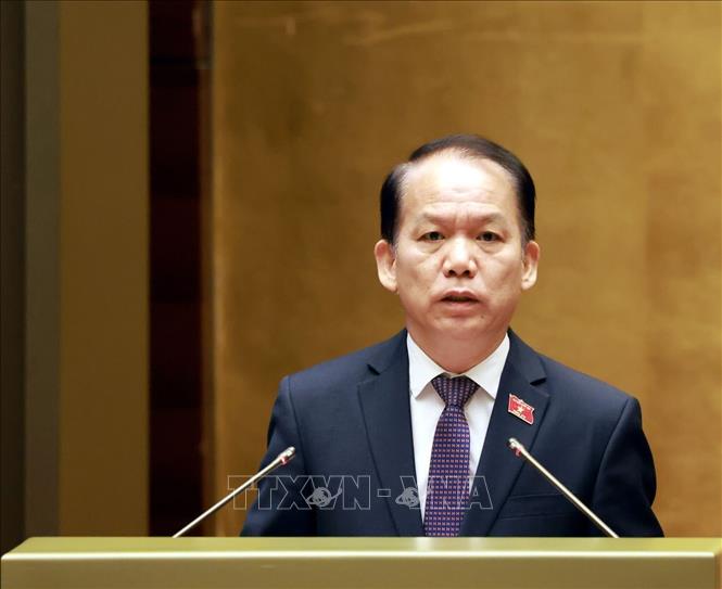 Bộ trưởng Bộ Tư pháp Hoàng Thanh Tùng, thừa ủy quyền của Thủ tướng Chính phủ trình bày Báo cáo giải trình, tiếp thu, chỉnh lý dự thảo Nghị quyết của Quốc hội về thực hiện thí điểm chế định luật sư công. Ảnh: Tuấn Anh - TTXVN