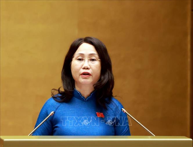 Bộ trưởng Bộ Văn hóa, Thể thao và Du lịch Lâm Thị Phương Thanh, thừa ủy quyền của Thủ tướng Chính phủ trình bày Báo cáo giải trình, tiếp thu, chỉnh lý dự thảo Nghị quyết của Quốc hội về phát triển văn hoá Việt Nam. Ảnh: Tuấn Anh - TTXVN