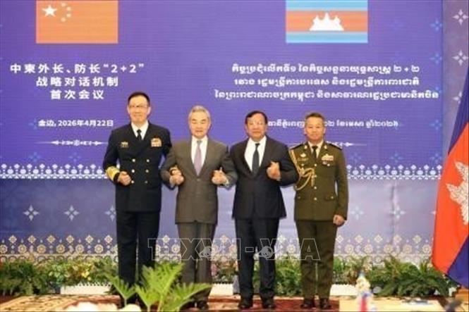 Trung Quốc, Campuchia đã đạt 6 điểm đồng thuận tại cuộc họp theo cơ chế đối thoại chiến lược 2+2 giữa Bộ trưởng Ngoại giao và Bộ trưởng Quốc phòng hai nước tại thủ đô Phnom Penh. Thông tin trên do Bộ trưởng Ngoại giao Trung Quốc Vương Nghị công bố với báo giới ngày 23/4/2026, sau khi kết thúc các trao đổi tại thủ đô của Campuchia. Ảnh: Kyodo/TTXVN