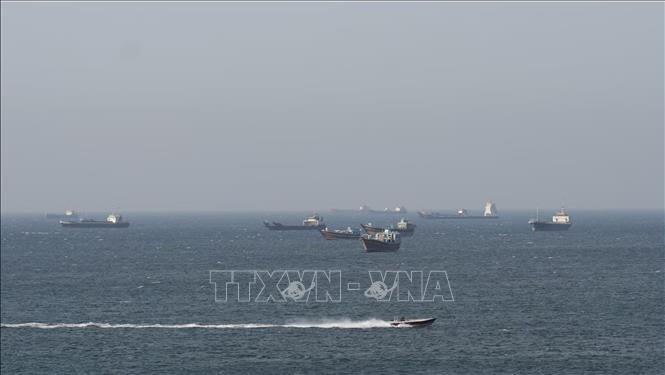 Tổng thống Donald Trump ngày 19/4/2026 thông báo Mỹ đã bắt giữ một tàu chở hàng treo cờ Iran tại Vịnh Oman, khi con tàu này tìm cách vượt qua lệnh phong tỏa của Mỹ. Ảnh: Tàu thuyền di chuyển trên eo biển Hormuz, ngoài khơi tỉnh Musandam, Oman, ngày 18/4/2026. REUTERS/TTXVN