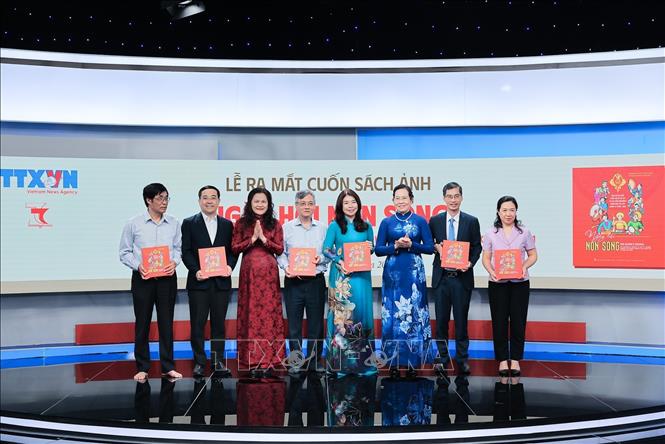 Chủ tịch Hội liên hiệp Phụ nữ Việt Nam Lê Thị Thủy và Phó Tổng giám đốc TTXVN Nguyễn Thị Sự trao tặng sách cho các đại biểu. Ảnh: Lê Đông - TTXVN