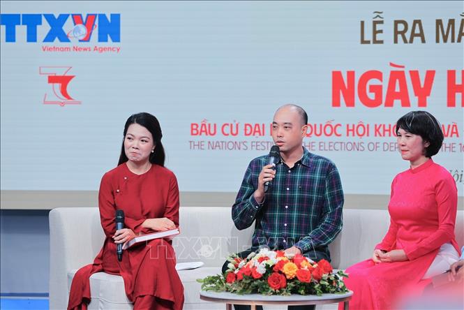 Nhà báo Minh Đức, Phóng viên Ban biên tập Ảnh - TTXVN chia sẻ cảm xúc trong quá trình tác nghiệp hoạt động bầu cử tại hiện trường. Ảnh: Lê Đông - TTXVN