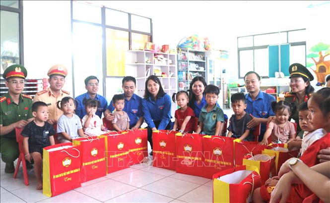 Đoàn đến thăm, tặng quà học sinh và người dân trên đảo. Ảnh: Võ Dung - TTXVN