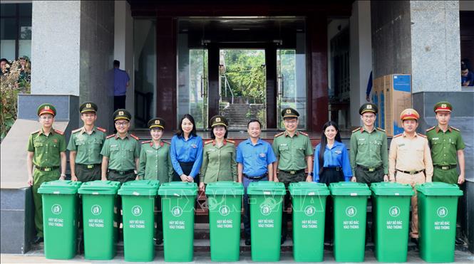 Ban tổ chức trao tặng các thiết bị thu gom rác nhằm góp phần bảo vệ môi trường, tạo cảnh quan xanh - sạch - đẹp cho đảo. Ảnh: Võ Dung - TTXVN