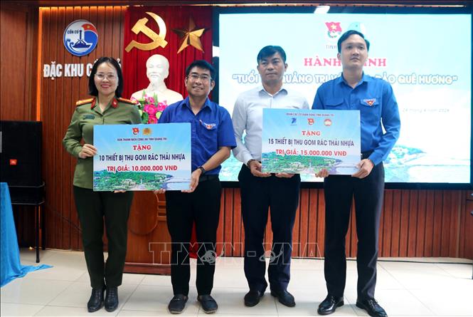 Ban Thường vụ Tỉnh đoàn, Hội Liên hiệp Thanh niên Việt Nam tỉnh Quảng Trị cùng các đơn vị đồng hành đã trao tặng công trình thanh niên ý nghĩa cho đặc khu Cồn Cỏ và người dân trên đảo. Ảnh: Võ Dung - TTXVN 