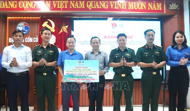 Ban Thường vụ Tỉnh đoàn, Hội Liên hiệp Thanh niên Việt Nam tỉnh Quảng Trị cùng các đơn vị đồng hành đã trao tặng công trình thanh niên ý nghĩa cho đặc khu Cồn Cỏ và người dân trên đảo. Ảnh: Võ Dung - TTXVN 