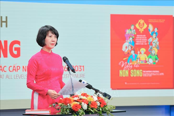 Nhà báo Phùng Thị Mỹ, Giám đốc, Tổng biên tập Nhà xuất bản Thông tấn phát biểu. Ảnh: Lê Đông - TTXVN