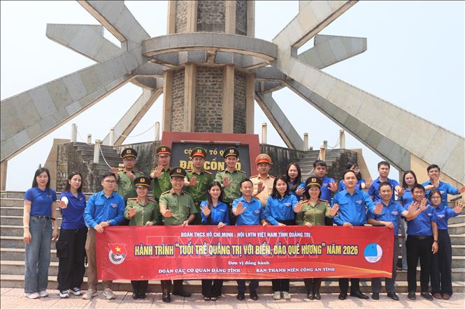 Hành trình “Tuổi trẻ Quảng Trị với biển đảo quê hương” khẳng định vai trò xung kích, trách nhiệm của thanh niên trong sự nghiệp xây dựng và bảo vệ chủ quyền biển đảo thiêng liêng của Tổ quốc. Ảnh: Võ Dung - TTXVN