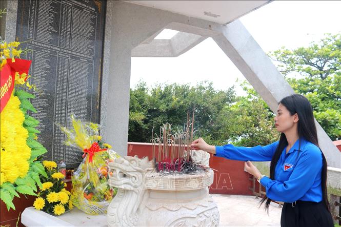 Đoàn tổ chức nhiều hoạt động ý nghĩa như: dâng hương, dâng hoa tại Đài tưởng niệm Anh hùng liệt sĩ Cồn Cỏ, tổ chức Lễ chào cờ “Tôi yêu Tổ quốc tôi” tại Cột cờ Cồn Cỏ. Ảnh: Võ Dung - TTXVN