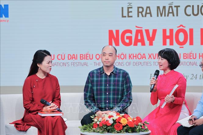 Nhà báo Phùng Thị Mỹ (phải), Giám đốc, Tổng biên tập Nhà xuất bản Thông tấn chia sẻ quá trình biên soạn cuốn sách ảnh tại Lễ ra mắt sách. Ảnh: Lê Đông - TTXVN