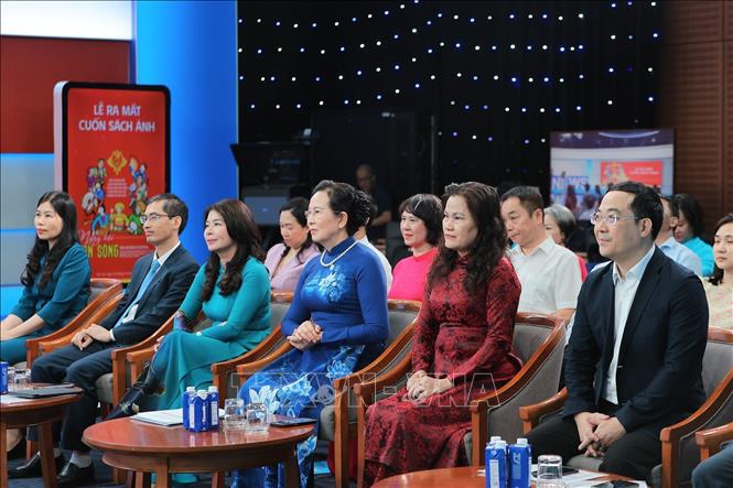 Các đại biểu tham dự Lễ ra mắt sách ảnh song ngữ 