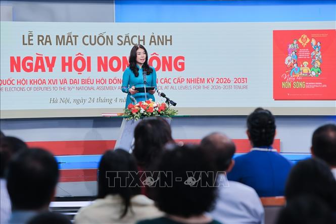 Bà Lê Thu Hà, Phó Chủ nhiệm Văn phòng Quốc hội phát biểu tại Lễ ra mắt sách ảnh song ngữ 