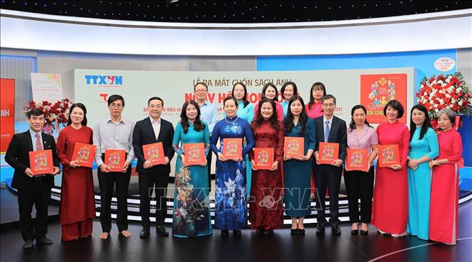 Các đại biểu chụp ảnh kỷ niệm tại Lễ ra mắt ảnh song ngữ 