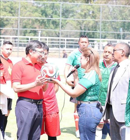 Bà Ana Karina Rojo Pimentel, Chủ tịch Ủy ban Phúc lợi kiêm Chủ tịch Nhóm Nghị sĩ Hữu nghị Mexico – Việt Nam, tặng Đại sứ Việt Nam tại Mexico Nguyễn Văn Hải quả bóng chính thức của đội tuyển quốc gia Mexico. Ảnh: Phi Hùng - PV TTXVN tại Mexico
