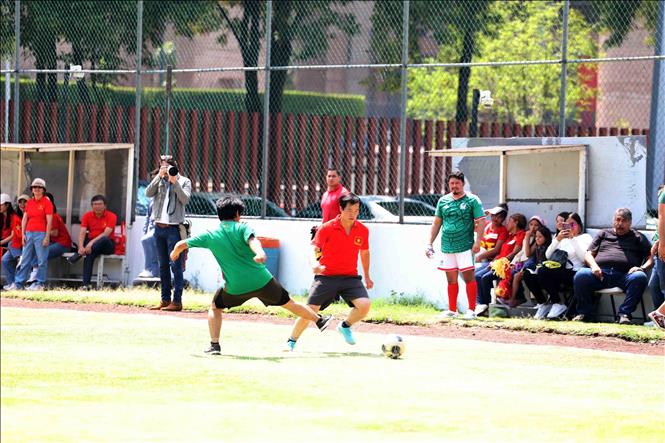 Một pha tranh bóng giữa 2 đội. Ảnh: Phi Hùng - PV TTXVN tại Mexico