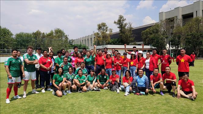 Hai đội chụp ảnh chung trước trận đấu. Ảnh: Phi Hùng - PV TTXVN tại Mexico