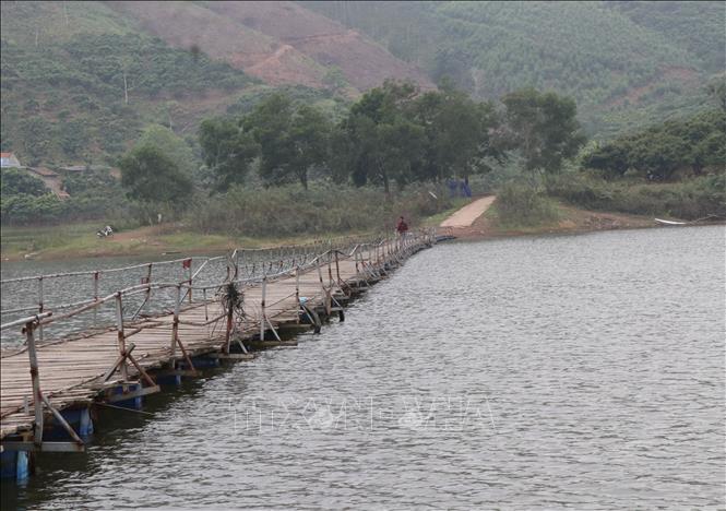 Học sinh tại thôn Đấp và Đồng Mậm xã Sơn Hải hàng ngày đi học qua chiếc cầu phao tạm bợ. Ảnh: Thanh Thương-TTXVN