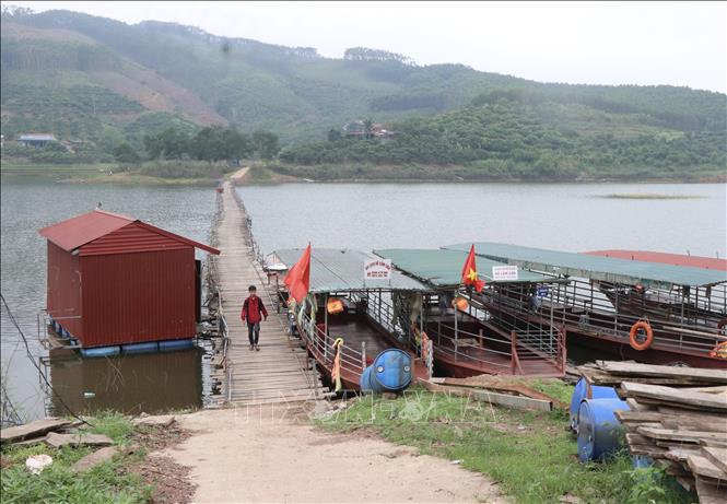 Học sinh tại thôn Đấp và Đồng Mậm xã Sơn Hải hàng ngày đi học qua chiếc cầu phao tạm bợ. Ảnh: Thanh Thương-TTXVN