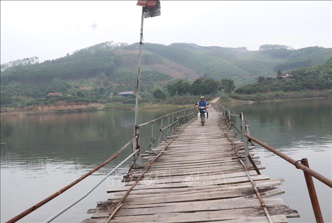 Người dân hàng ngày vẫn đi qua cầu phao bị xuống cấp nghiêm trọng. Ảnh: Thanh Thương-TTXVN