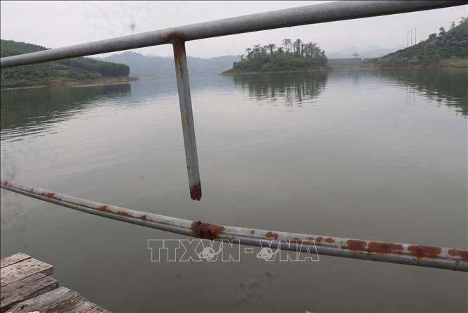 Cầu phao bị xuống cấp nghiêm trọng, thành cầu han gỉ, rơi rụng các kết cấu. Ảnh: Thanh Thương-TTXVN