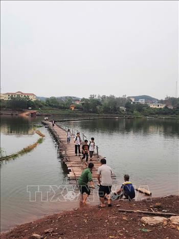 Những hôm mưa, giông cầu phao bị đứt gây nguy hiểm cho người tham gia giao thông. Ảnh: Thanh Thương-TTXVN
