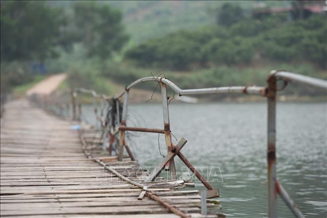 Cầu phao xuống cấp nghiêm trọng mặt cầu mục, thành cầu han gỉ, rơi rụng các kết cấu. Ảnh: Thanh Thương-TTXVN