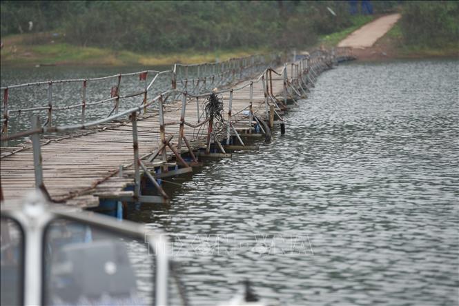 Cầu phao xuống cấp nghiêm trọng mặt cầu mục, thành cầu han gỉ, rơi rụng các kết cấu. Ảnh: Thanh Thương- TTXVN