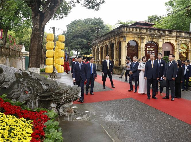 Tổng Bí thư, Chủ tịch nước Tô Lâm và Tổng thống Hàn Quốc Lee Jae Myung nghe giới thiệu về lịch sử và ý nghĩa của Thành bậc rồng đá Điện Kính Thiên. Ảnh: Thống Nhất – TTXVN