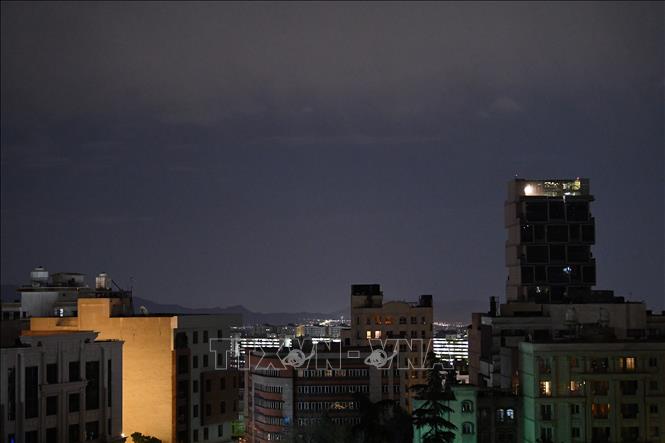 Ngày 23/4/2026, các hệ thống phòng không đã được kích hoạt tại một số khu vực ở thủ đô Tehran của Iran trong bối cảnh xuất hiện thông tin về hoạt động mang tính thù địch trên không. Hãng thông tấn IRNA đưa tin đã nghe thấy “tiếng hỏa lực phòng không” ở phía Tây Tehran, trong khi hãng Mehr đưa tin các hệ thống được kích hoạt tại nhiều khu vực thủ đô nhằm đối phó “các mục tiêu thù địch”. Ảnh: Quang cảnh Tehran, Iran. THX/TTXVN