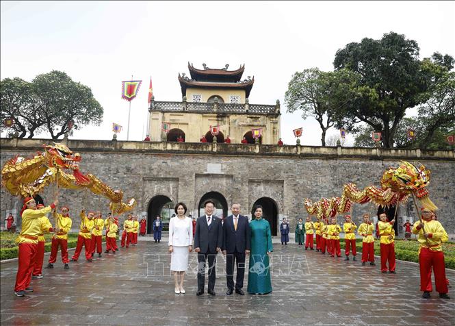 Tổng Bí thư, Chủ tịch nước Tô Lâm và Phu nhân Ngô Phương Ly cùng Tổng thống Hàn Quốc Lee Jae Myung và Phu nhân Kim Hye Kyung chụp ảnh chung trước Cổng thành Đoan Môn. Ảnh: Thống Nhất – TTXVN