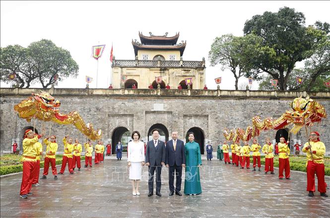 Tổng Bí thư, Chủ tịch nước Tô Lâm và Phu nhân Ngô Phương Ly cùng Tổng thống Hàn Quốc Lee Jae Myung và Phu nhân Kim Hye Kyung chụp ảnh chung trước Cổng thành Đoan Môn. Ảnh: Thống Nhất – TTXVN