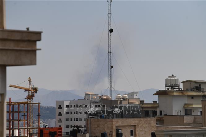 Ngày 23/4/2026, các hệ thống phòng không đã được kích hoạt tại một số khu vực ở thủ đô Tehran của Iran trong bối cảnh xuất hiện thông tin về hoạt động mang tính thù địch trên không. Hãng thông tấn IRNA đưa tin đã nghe thấy “tiếng hỏa lực phòng không” ở phía Tây Tehran, trong khi hãng Mehr đưa tin các hệ thống được kích hoạt tại nhiều khu vực thủ đô nhằm đối phó “các mục tiêu thù địch”. Ảnh: Khói bốc lên sau cuộc không kích tại Tehran, Iran. THX/TTXVN