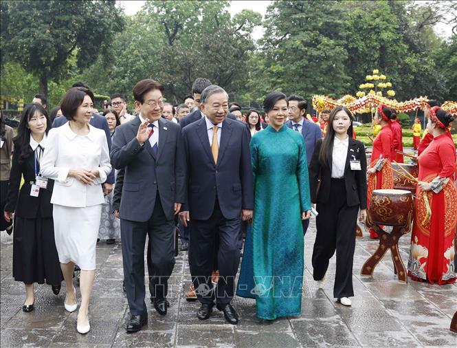 Tổng Bí thư, Chủ tịch nước Tô Lâm và Phu nhân Ngô Phương Ly cùng Tổng thống Hàn Quốc Lee Jae Myung và Phu nhân Kim Hye Kyung tham quan Hoàng Thành Thăng Long. Ảnh: Thống Nhất – TTXVN