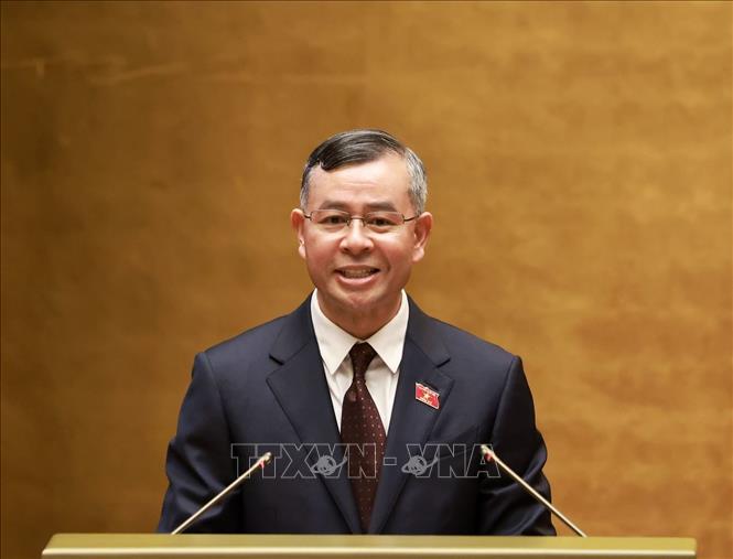 Bộ trưởng Bộ Tài chính Ngô Văn Tuấn thừa ủy quyền của Thủ tướng Chính phủ trình bày Báo cáo giải trình, tiếp thu, chỉnh lý về 02 dự thảo: Nghị quyết về kế hoạch tài chính 05 năm quốc gia giai đoạn 2026 - 2030; kế hoạch vay, trả nợ công giai đoạn 2026 - 2030; Nghị quyết về kế hoạch đầu tư công trung hạn giai đoạn 2026 - 2030. Ảnh: Tuấn Anh - TTXVN